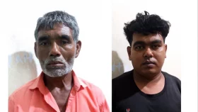 ধানের স্তুপ থেকে বিদেশি মদ উদ্ধার, আটক পিতা-পুত্র