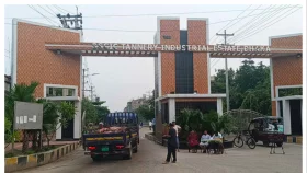 চামড়া সংগ্রহে ব্যস্ত সাভারের ট্যানারি শ্রমিকরা