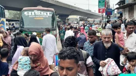 ফাঁকা ঢাকার বাস কাউন্টারগুলোতে ঘরমুখী মানুষের ভিড়
