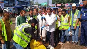কোরবানির বর্জ্য অপসারণে মাঠে নামলেন প্রতিমন্ত্রী
