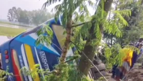 নিয়ন্ত্রণ হারিয়ে বাস খাদে, নিহত ১