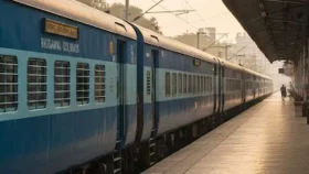 টিকিট কেটে আসনে বসে যেতে না পারায় ভারতের রেলওয়েকে জরিমানা