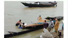 ঘূর্ণিঝড়ের তাণ্ডবে রমনা ঘাটে ২৫ নৌকা ডুবি, ব্যাপক ক্ষয়ক্ষতি