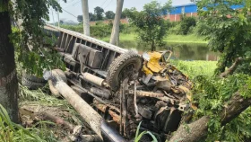 ঢাকা-চট্টগ্রাম মহাসড়কে কাভার্ডভ্যান উল্টে চালক নিহত