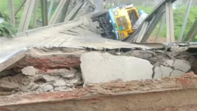 ট্রাকসহ বেইলি ব্রিজে ধসে তারাকান্দা-ধোবাউড়া সড়কে যান চলাচল বন্ধ