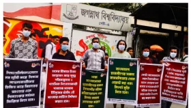 জবি ক্যাম্পাসের সামনে নিষিদ্ধ ছাত্রলীগের প্রকাশ্য কর্মসূচি