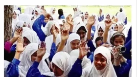যশোরে প্রধান শিক্ষিকার জামিন, ক্লাস বর্জন করে শিক্ষার্থীদের প্রতিবাদ