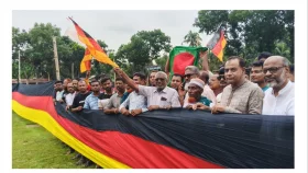 ২০২৬ বিশ্বকাপ উপলক্ষে বিশাল জার্মান পতাকা বানালেন আমজাদ