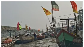 ৫৮ দিনের অবসান, মধ্যরাতেই সাগরে ছুটছেন জেলেরা