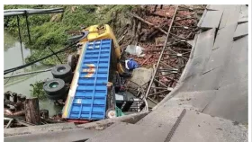 গোপালগঞ্জে বালুবাহী ট্রাকসহ ভেঙে পড়ল ব্রিজ, আহত ৫