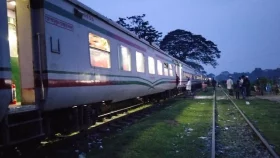 বিজয় এক্সপ্রেসের ইঞ্জিনে আগুন, চট্টগ্রাম-ময়মনসিংহ রুটে ট্রেন চলাচল বন্ধ