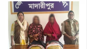 মাদারীপুরে ৮ কেজি গাঁজাসহ দুই নারী গ্রেপ্তার