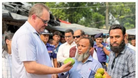 রাজশাহীর আম খেয়ে মুগ্ধ মার্কিন রাষ্ট্রদূত