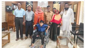 হুইল চেয়ার পেয়ে খুশি প্রতিবন্ধী শিক্ষার্থী মুফিদুল্লাহ