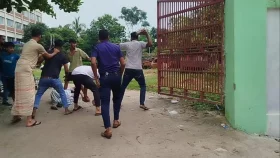 তিতাসে থানার গেইটে দুই পক্ষের মারামারি, আটক-৩