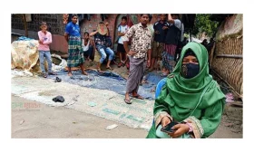 নীলফামারিতে প্রেমিকের বাড়িতে তরুণীর অনশন
