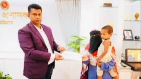 স্বামী হারানো অসহায় নারীর পাশে মানবিক ডিসি জাহিদ