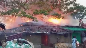 বাঁশখালীতে অগ্নিকাণ্ডে ৫ বসতঘর পুঁড়ে ছাই
