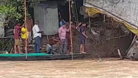 সুনামগঞ্জে পাহাড়ি ঢলে ঘরসহ ভেসে গেল শেকলে বেঁধে রাখা যুবক&nbsp;
