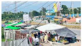 কর্ণফুলীতে মহাসড়কের ওপর অবৈধ হাট