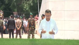 মালয়েশিয়া-চীন সফর শেষে মা-বাবার কবর জিয়ারতে প্রধানমন্ত্রী