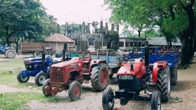 স্কুল মাঠে ট্রাক্টর পার্কিং ও জলাবদ্ধতায় শিক্ষার্থীদের খেলাধুলা বন্ধ