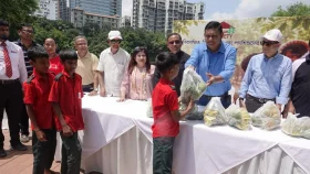 গুলশান সোসাইটির উদ্যোগে দরিদ্রদের মাঝে মৌসুমি ফল বিতরণ