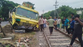 চালকের আসনে সহকারী, নিয়ন্ত্রণ হারিয়ে রেললাইনে ট্রাক