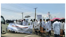 মেডিকেল কলেজ শিক্ষার্থীদের সুনামগঞ্জ-সিলেট সড়ক অবরোধ
