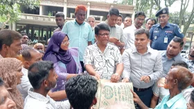 ত্রিশালে সার ও বীজ পেল ৩ হাজার কৃষক