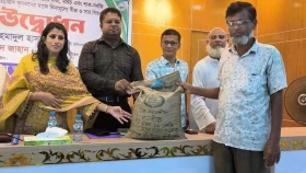 ঘাটাইলে প্রান্তিক কৃষকদের মাঝে বিনামূল্যে বীজ-সার বিতরণ