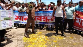 মহাসড়কে ডিম ভেঙে খামারিদের প্রতিবাদ