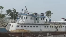 ছয় মাস ধরে সি-ট্রাক বন্ধ, অবৈধ ট্রলারেই ভরসা মনপুরাবাসীর