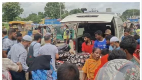 আশুগঞ্জে কাভার্ড ভ্যানের চাপায় প্রকৌশলীর স্ত্রী নিহত