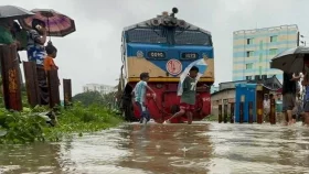 আটকে গেল পর্যটক এক্সপ্রেস: চরম ভোগান্তিতে শত শত যাত্রী