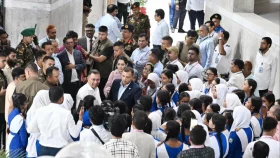 সংসদ অধিবেশন দেখতে আসা শিক্ষার্থীদের সঙ্গে প্রধানমন্ত্রীর সাক্ষাৎ