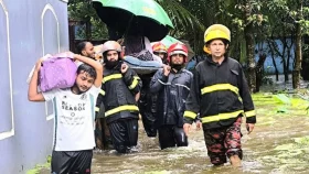 লোহাগাড়ায় পানিবন্দি প্রসূতি নারীকে উদ্ধার
