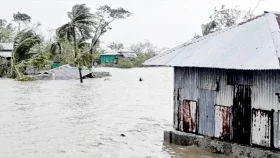 টানা বর্ষণে ভোলাজুড়ে জলাবদ্ধতা, পানিবন্দী হাজারো পরিবার