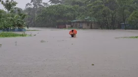 টানা বর্ষণ ও জোয়ারে হাতিয়ার নিম্নাঞ্চল প্লাবিত, জনজীবনে ভোগান্তি
