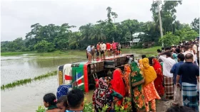 বাউফলে নিয়ন্ত্রণ হারিয়ে খাদে দশমিনা এক্সপ্রেস, আহত ২০