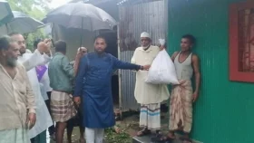 আনোয়ারায় পানিবন্দি ৭০০ পরিবারে খাদ্যসামগ্রী বিতরণ