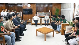 প্রধানমন্ত্রীর সঙ্গে স্বর্ণপদকজয়ী বাংলাদেশি শিক্ষার্থীদের সাক্ষাৎ
