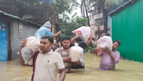 সাতকানিয়ায় বন্যার্তদের মাঝে ছাত্রদল নেতা তৌহিদুলের ত্রাণ বিতরণ