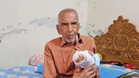 বয়স্ক ভাতা নিতে গিয়ে হারালেন দুই আঙুল, সহযোগিতার অপেক্ষায় বৃদ্ধ