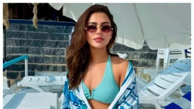 বোল্ড লুকে রোদ পোহাচ্ছেন ফারিয়া
