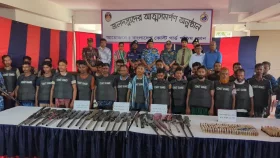 বিপুল পরিমাণ অস্ত্রসহ দস্যু 'ছোট জাহাঙ্গীর' বাহিনীর আত্মসমর্পণ