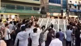 চট্টগ্রাম শিক্ষা বোর্ডের গেট ভেঙে নিয়ে গেল শিক্ষার্থীরা