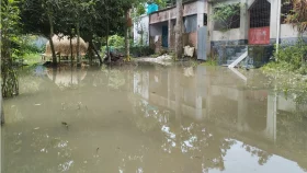 গাইবান্ধায় তিস্তার পানি বিপদসীমা ছুঁই ছুঁই, আতঙ্কে নদীপাড়ের মানুষ