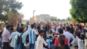 শিক্ষামন্ত্রীর পদত্যাগ দাবিতে সংসদের সামনে শিক্ষার্থীরা
