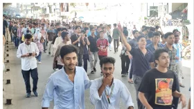 শিক্ষামন্ত্রীর পদত্যাগ দাবিতে চট্টগ্রামেও পরীক্ষার্থীদের সড়ক অবরোধ